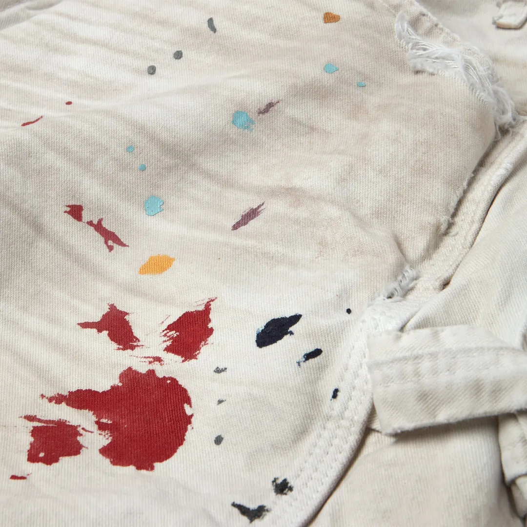 GALLERY DEPT. FLEA CARPENTER SHORTS Ink-cut knife-cut mud-dyed denim shorts. Destroy VINTAGE distressed denim shorts. Distressed white S-XL. Rewashed cement-dyed to make it old. Knife cut holes. Cat whiskers are worn. Customized full set with logo accessories. Purely handmade acrylic splash-ink graffiti.